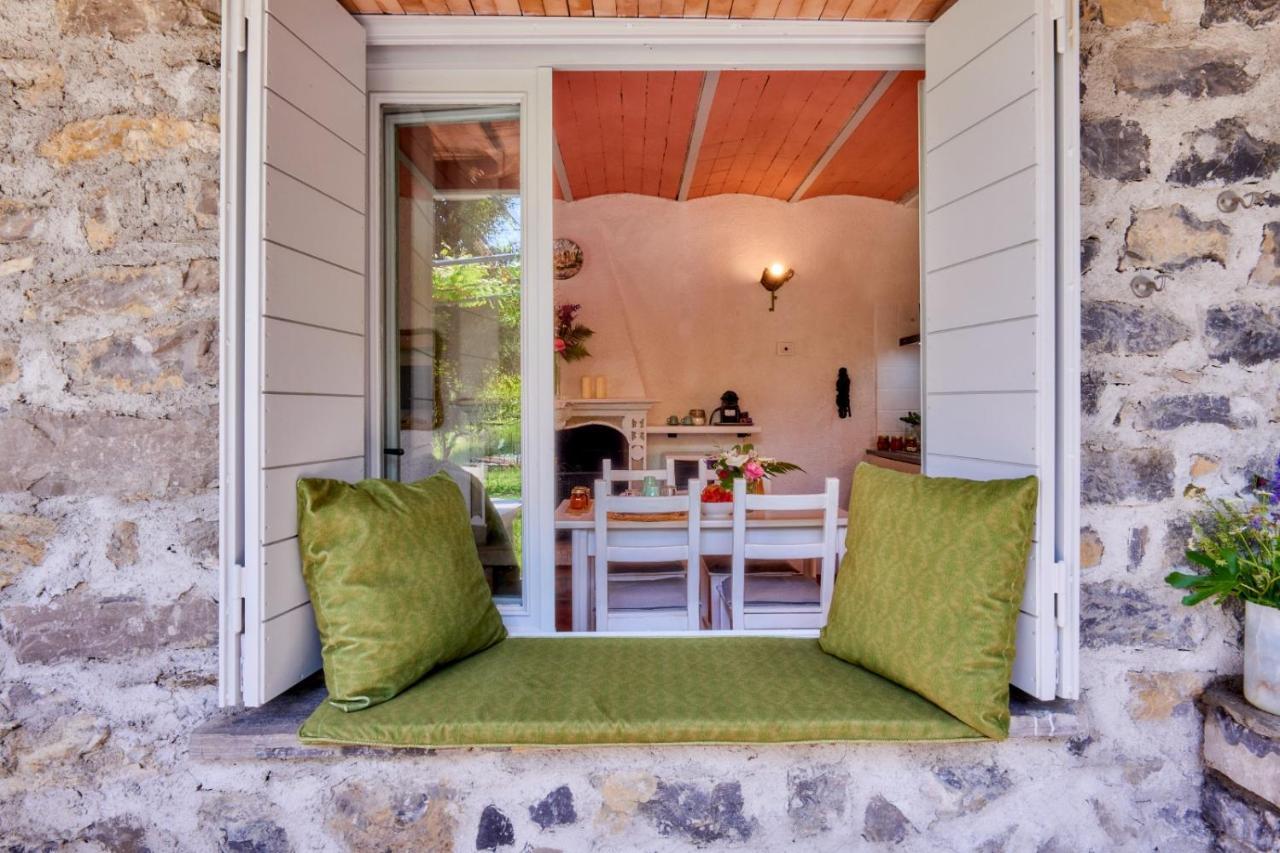 La Casetta Nel Bosco - Hot Tube And Sauna เลียร์นา ภายนอก รูปภาพ